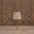 Solar tischlampe metall in sandfarbe mit filigranem muster und warmem licht auf holztisch