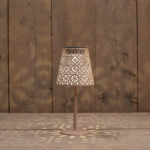 Solar tischlampe metall in sandfarbe mit filigranem muster und warmem licht auf holztisch