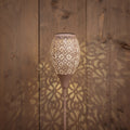 Weiße ornate solar fackel metall 10x78cm mit floralem schnittmuster und warmweißem led-licht für wandbeleuchtung