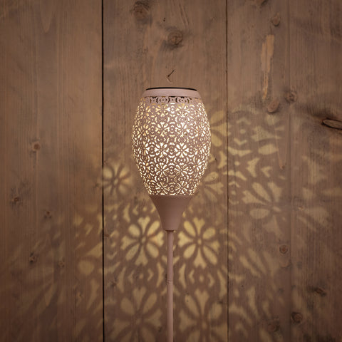 Weiße ornate solar fackel metall 10x78cm mit floralem schnittmuster und warmweißem led-licht für wandbeleuchtung