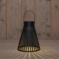Schwarze solar hängelampe 20x20x24 cm mit metallgestell und warmen radialen lichtmustern auf holzoberfläche