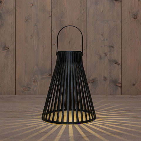 Schwarze solar hängelampe 20x20x24 cm mit metallgestell und warmen radialen lichtmustern auf holzoberfläche