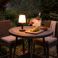 Warmweiße led solar tischlampe 12x12x23cm auf warmem gewebtem geflochtenem korb patiotisch mit rundem top