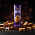 Lila zylindrische cadbury choco sandwich dose mit goldenen schriftzug und schokoladengefüllten keksen auf dem etikett 260g