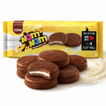 Chocoladenüberzogene marshmallow-kekse in gelb-weißem nom nom paket von tako 150 g