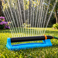 Blauer plastik pendel gartensprenger mit schwarzen und orangen akzenten sprüht wasser bis zu 224m² reichweite