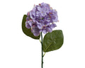 Eine zarte künstliche hortensie aus polyester mit lavendelfarbenen blüten, rosa akzenten und realistischen grünen blättern