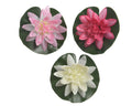 Drei künstliche lotus polyester dekorationen mit rosa und weißen blüten auf dunklen grünen blättern