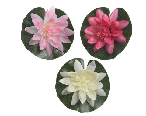 Drei künstliche lotus polyester dekorationen mit rosa und weißen blüten auf dunklen grünen blättern