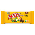 Helle gelbe verpackung der nestlé nuts multipack 5x30g schokoriegel mit rotem logo und haselnussabbildungen