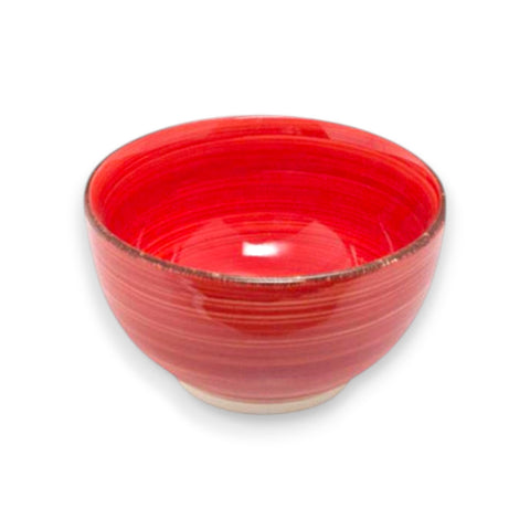 Eine lebendige rote keramische schale 14 cm mit feinen horizontalen rindungen und rustikal glasierter oberfläche
