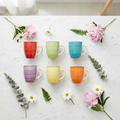 Set aus sechs bunten keramik kaffebechern mit griff 340ml in rot grün blau lila gelb und orange mit streifenmuster
