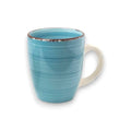 Ein türkisfarbener keramik-kaffebecher mit griff 340ml, horizontalen rillen, weißem griff und rustikalem braunem rand