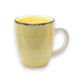 Kaffebecher mit griff 340ml aus gelber keramik mit braunem, strukturiertem rand und dezenten horizontalen streifen