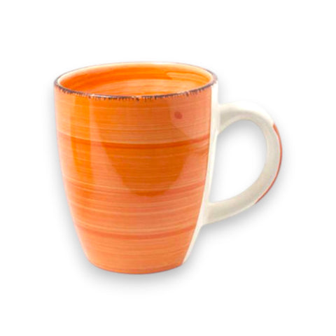 Ein lebhafter orangefarbener keramik kaffebecher mit subtilen horizontalen streifen und weißem griff 340ml