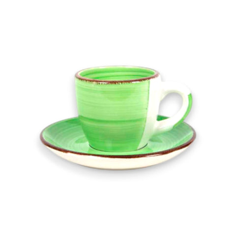 Ein lebhaft grünes keramik espressotasse mit weißem griff und passendem untertasse mit rustikal braunem rand