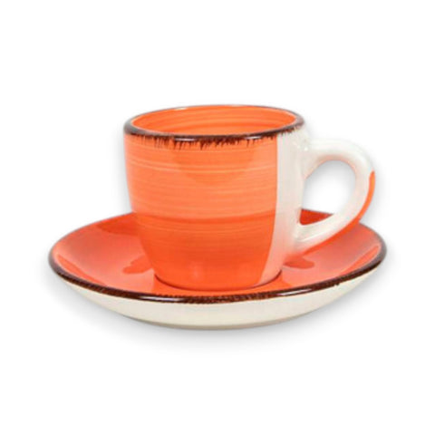 Vibrante orange keramik espressotasse mit weißem griff und passender untertasse mit rustikal braunem rand