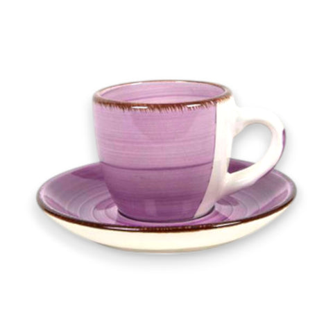 Espressotasse und untertasse aus keramik in lila mit weißem griff und braunen ringmustern