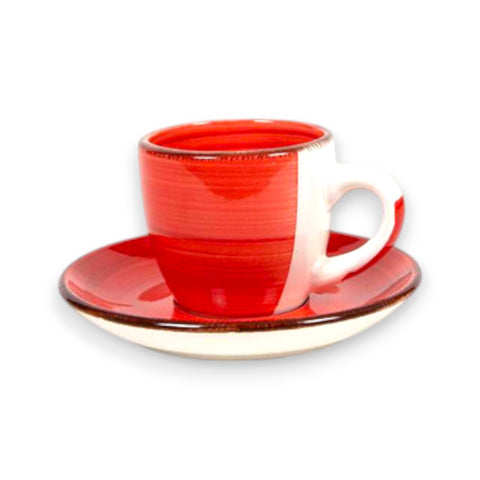 Ein lebendig rotes und weißes keramik espressotasse mit passendem untertasse und feinen horizontalen rillen