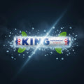 Eine rolle king peppermint original pfefferminzbonbons in weißer folie mit blau-roten geometrischen mustern 44g