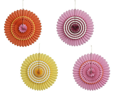 Papier blume zum aufhängen mit pastellfarbenen papierventilatoren und mehrschichtigen radialmustern und hängenden schnüren