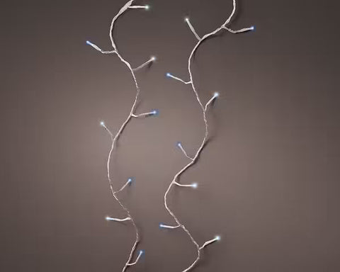 Silberfarbene led-lichterkette basic twinkle 180er mit kleinen blau-weißen leuchtenden birnen auf dünnem draht