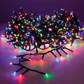 Eine led lichterkette twinkle grün bunt 500er mit schwarzen kabeln und leuchtenden mehrfarbigen glühbirnen