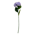 Ein zarter hortensie kunstblume aus polyester mit weichen lavendelfarbenen blütenblättern und grünen blättern