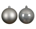 Zwei metallic silberne kugeln aus polystyrol mit matter und glänzender oberfläche für weihnachtsdeko