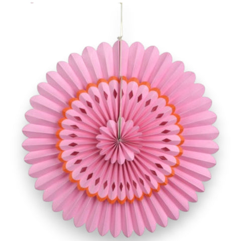 Papier blume zum aufhängen aus pinkem papier mit orangen akzenten und aufhängeschnur