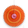 Papier blume zum aufhängen aus papier mit orangefarbenem fächer, rosa mittig und gelben akzenten für festliche dekoration