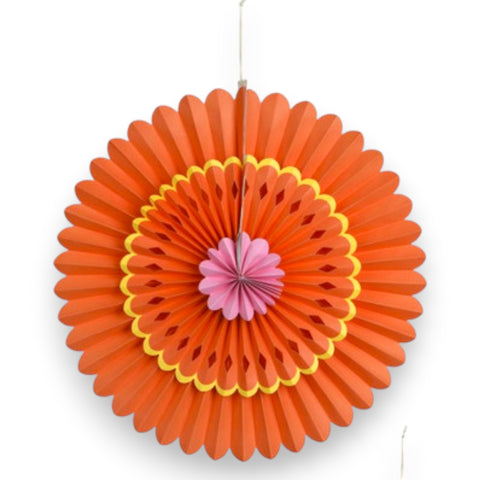 Papier blume zum aufhängen aus papier mit orangefarbenem fächer, rosa mittig und gelben akzenten für festliche dekoration