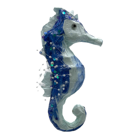 Anhänger seepferdchen blau 13x25 cm mit blauen und weißen perlen, pailletten und perlmuttakzenten verziert
