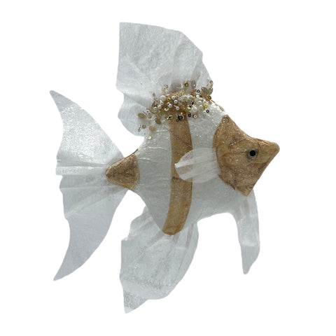 Anhänger fisch 30x23 cm weiß gold mit goldenem strukturiertem körper und durchscheinenden duftholzflossen
