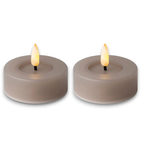 Zwei beige led teelicht kerzen aus kunststoff mit warmem flacker effekt für außenbereich 6,5x6,5x5 cm