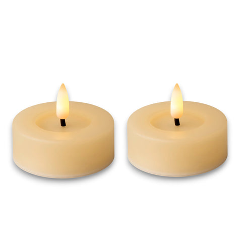 Zwei cremefarbene led teelichter aus kunststoff mit flacker-lichteffekt für den außenbereich 6,5x6,5x5 cm