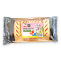 Pack mit erdbeergefülltem, gedrehtem biscotti in transparenter folie mit pink-gelbem etikett 150g
