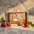 Packung von 150g biscoti alla fragola mit erdbeerfüllung in durchsichtigem folienbeutel mit pink-gelbem etikett