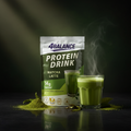 Ein eleganter silberner und grüner beutel 4balance matcha latte protein drink mit glänzendem finish und nahrungsvorteilen