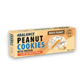 Eine packung 4balance peanut cookies 96g mit weißer erdnuss-proteinfüllung in gelb-orangefarbener verpackung