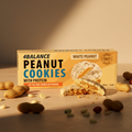Eine packung 4balance peanut cookies 96g mit weißer erdnuss-proteinfüllung und gelb-orange gestaltetem design