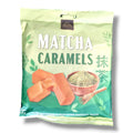 Ein lebhaft grünes paket matcha karamellen 175g mit glänzendem finish und eleganten blattmotiven