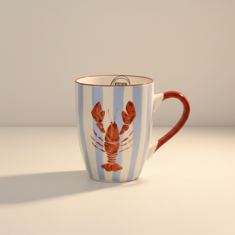 Ceramic becher mit vertikalen hellblauen und weißen streifen, rotem hummermotiv und passendem griff