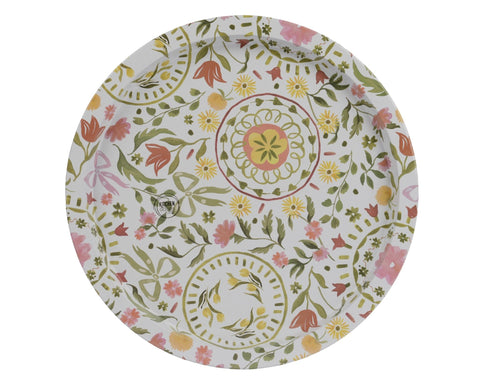 Ein weißer dekoteller aus papier mit einem zarten blumenmuster in rosa grün und gelb
