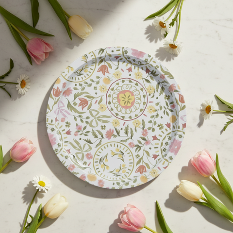 Weißes papier teller dekoteller blumen mit zartem floralmuster in rosa grün und gelb
