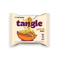 Samyang tangle knoblauchöl pasta im weißen paket mit orangefarbener schüssel und dampf sowie verstreuten zutaten