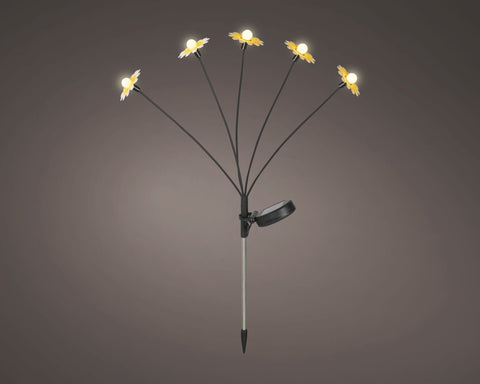 Schwarzer solar blumenstecker mit fünf warmweiß gelben leuchtenden blumen und schlankem metallstab im garten