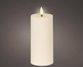 Eine schlanke, zylindrische solarkerze beige 7x7x17,5 cm mit weißer oberfläche und leuchtender flamme oben