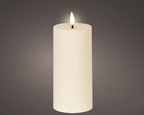 Eine schlanke, zylindrische solarkerze beige 7x7x17,5 cm mit weißer oberfläche und leuchtender flamme oben