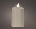Eine schlanke off-white solarkerze 7x7x12,5 cm zylindrische kerze mit leuchtender led-flamme